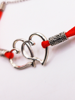 Красная нить от сглаза. Сердца