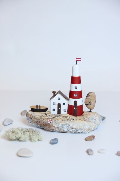 Морская композиция из дрифтвуда с маяком, домиком и лодкой, 20х20 см, Россия
