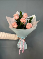Букет из 5 нежных роз с зеленью в дизайнерской, упаковке с доставкой