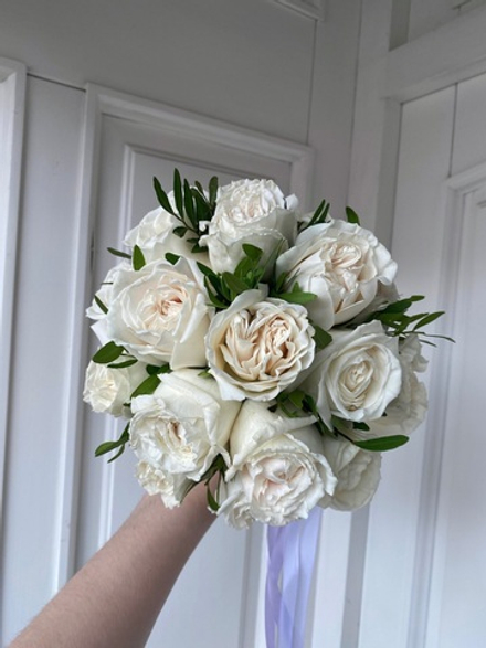 Свадебный букет из одноголовых роз и зелени