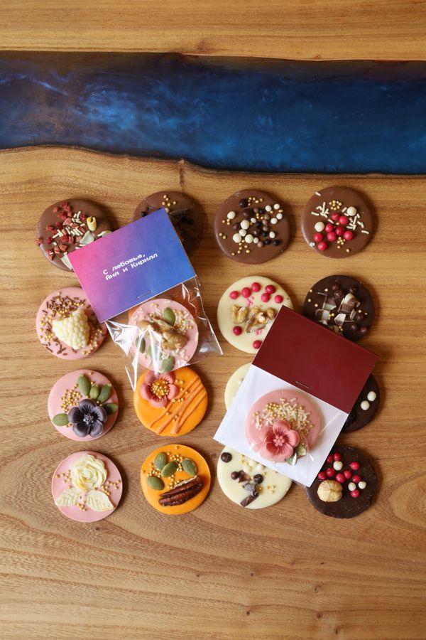 Круглые медианты с орехами, ягодами и посыпками