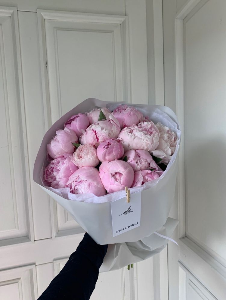 Букет 15 розовых пионов в оформлении
