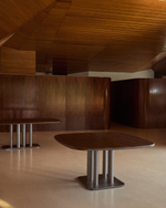 Стол Melvar из орехового шпона с основанием из матовой нержавеющей стали, 121 x 121