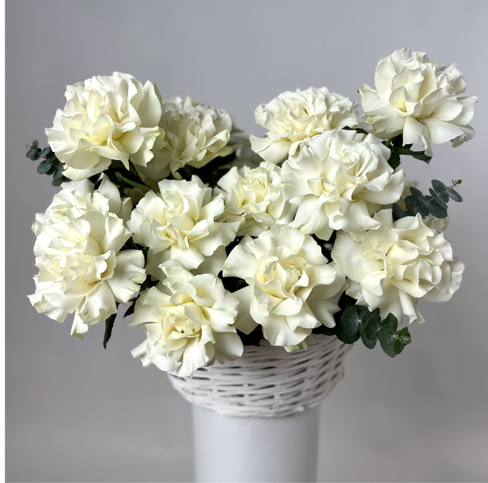 Букет из 25 белых французских роз в корзине