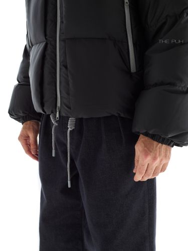 Короткий черный стеганый пуховик