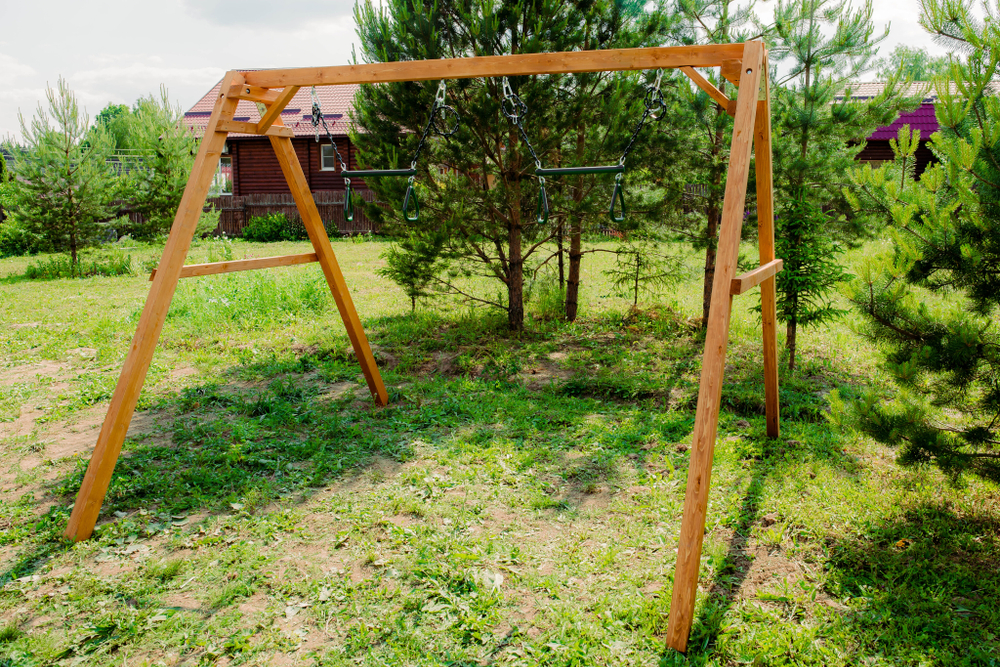 Деревянные качели с двумя трапециями