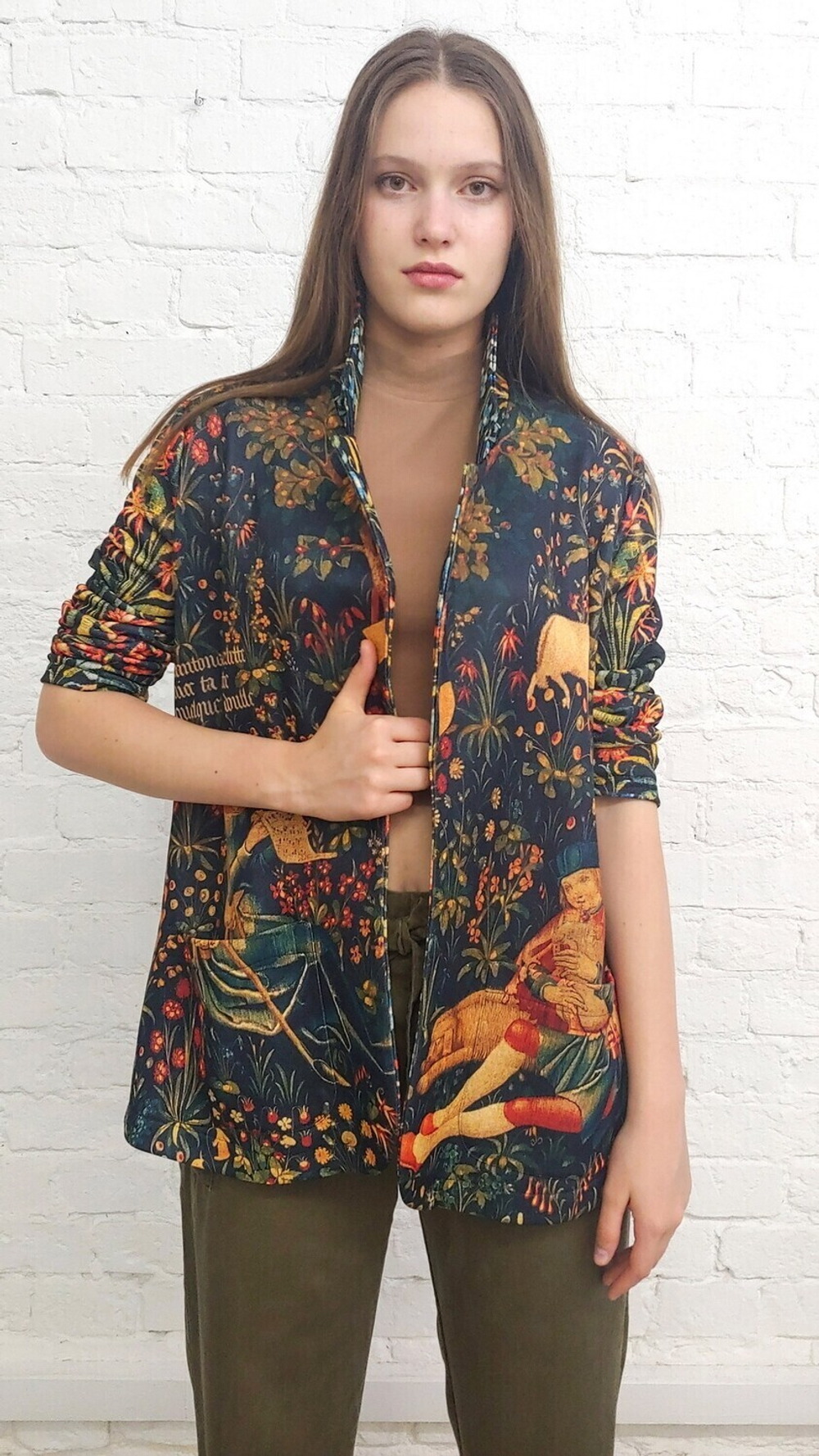 Трикотажный жакет "Средневековая пастораль", по мотивам средневекового гобелена "Пастух и пастушка" (выполненного в технике мильфлёр)