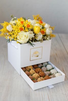 Шкатулка "Весеннее настроение" с мимозой, нарциссами и клубникой в шоколаде