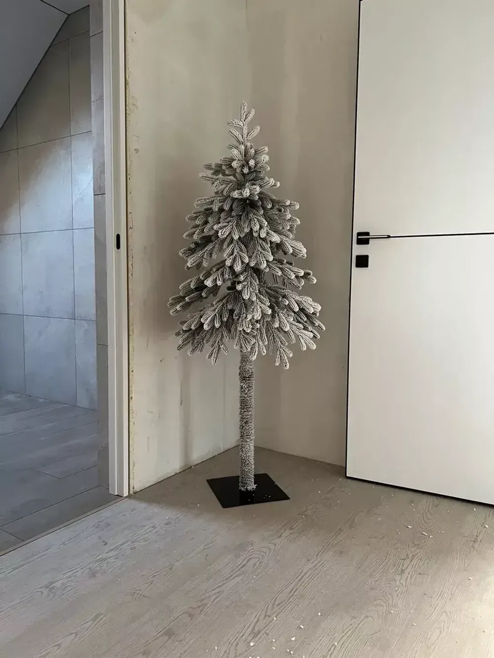 ель на ножке/стволе заснеженная