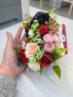 Букет “Фуксия с ягодами”