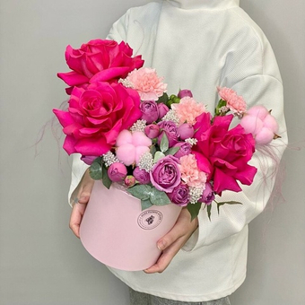 «Вишневое суфле» Цветы в коробке с пионовидной розой Мисти Баблс, диантусом и озотамнусом