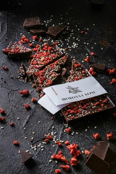 Молочный шоколад с кунжутом и клубникой. 100гр.