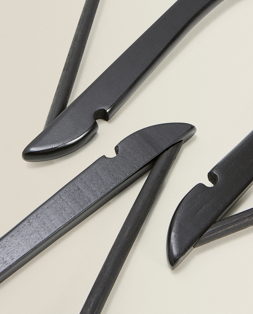 ZARA HOME ЛАКИРОВАННАЯ ДЕРЕВЯННАЯ ВЕШАЛКА (НАБОР ИЗ 3 ШТ.), ЧЕРНЫЙ