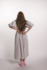 Платье с жабо и рукавами фонариками из плотного хлопка, в светло-сером цвете