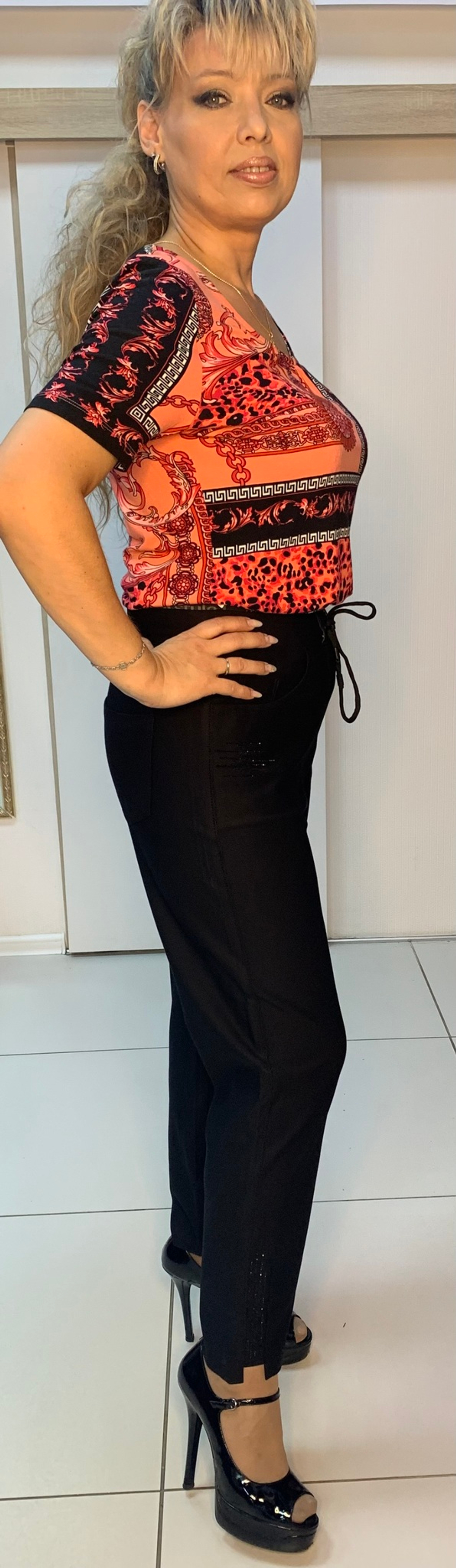 Черные брюки-штанишки на резинке со стразами