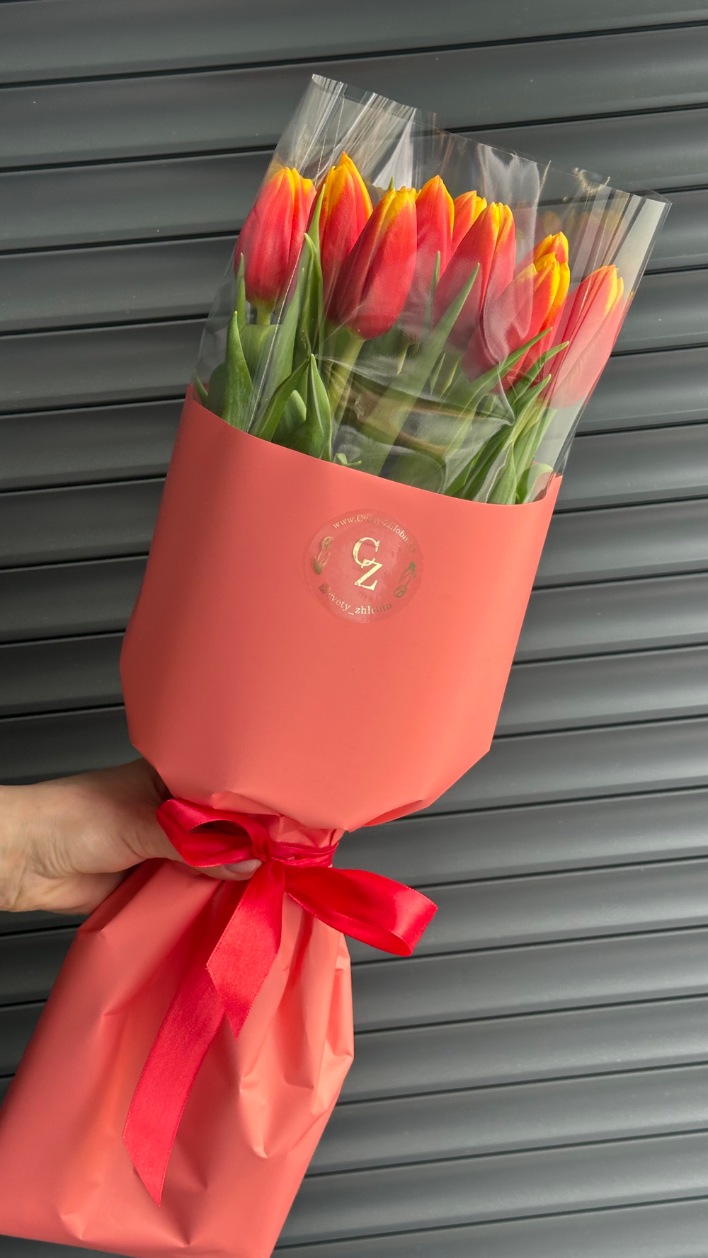 15 тюльпанов в трендовой упаковке