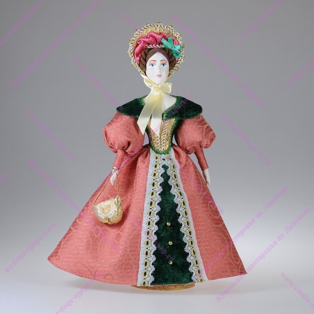 Сувенирная кукла с сумочкой в платье для прогулок