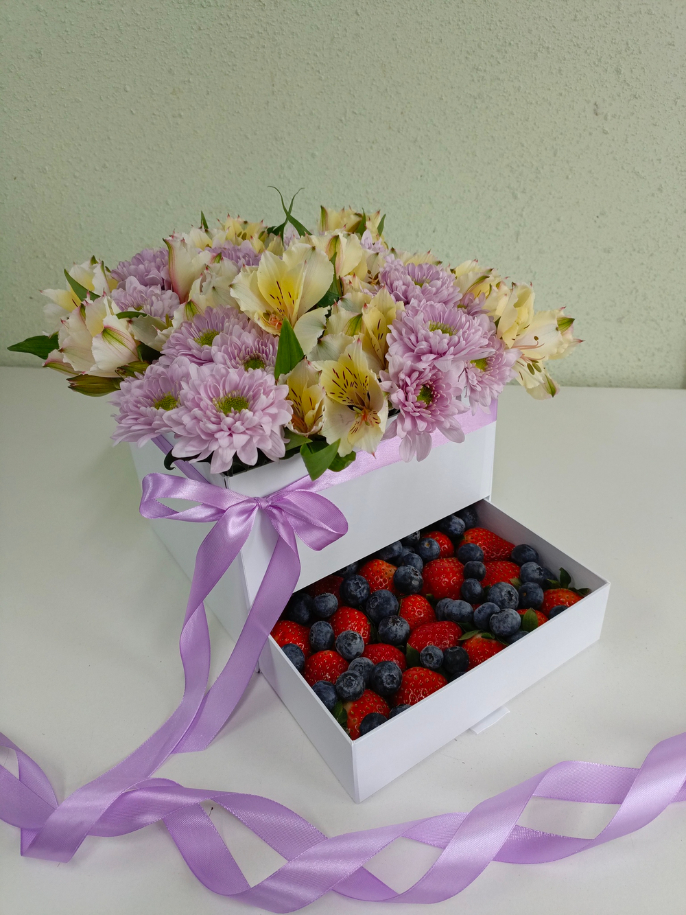 Шкатулка с альстромериями и хризантемами " Ягодная"