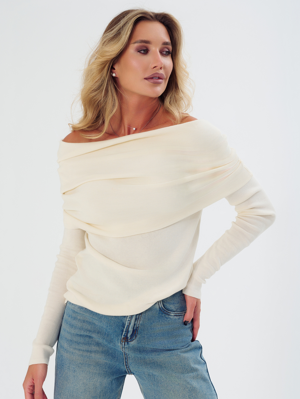 Женский молочный джемпер с воротом труба