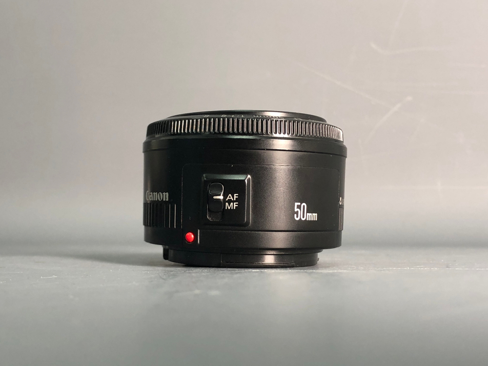 Canon EF 50mm 1.8 II царапка на задней линзе