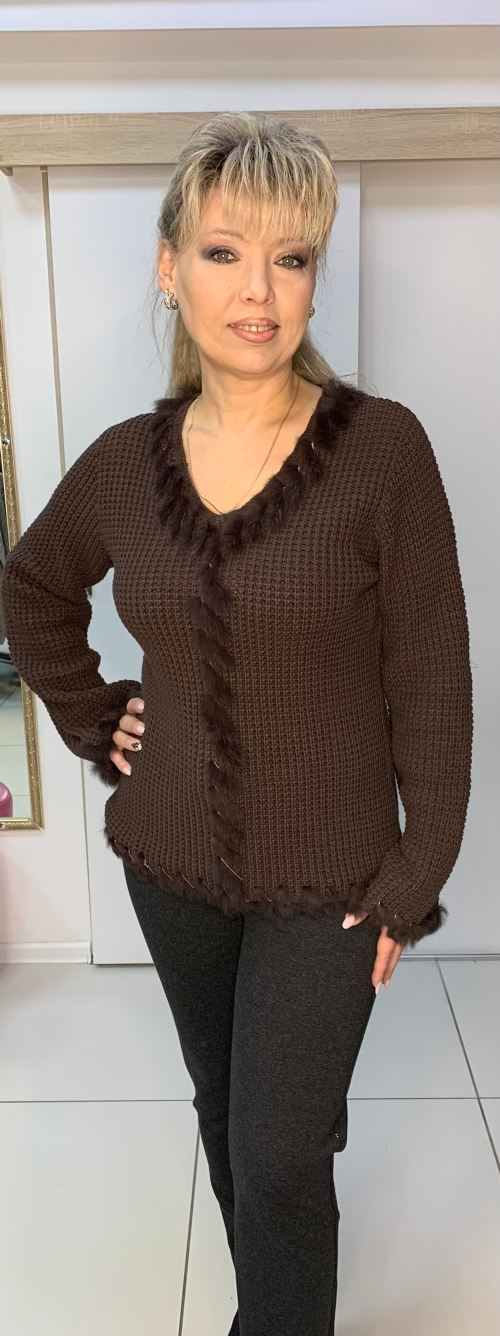 Коричневый джемпер с меховой отделкой