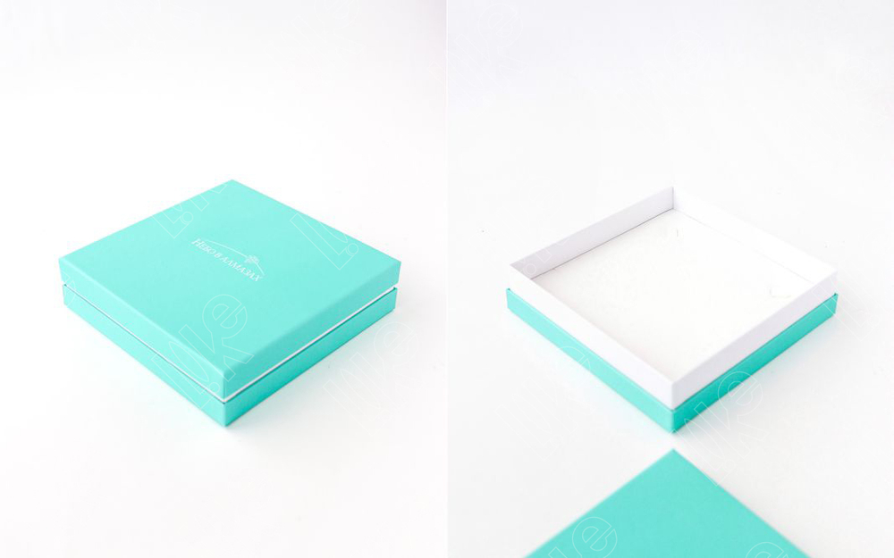 Футляр картонный 165x165x42 мм с флокированным ложементом.