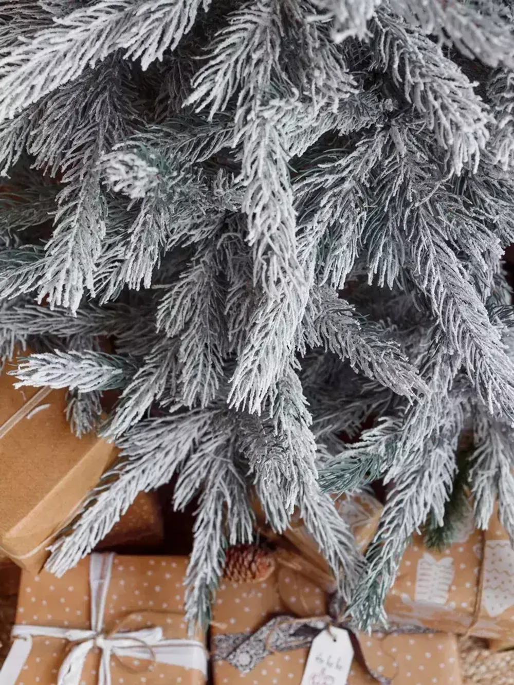 Заснеженная елка «Арктико» (Литая хвоя) 210 см / 2.1 м