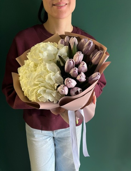 Дуэт гортензии и тюльпанов