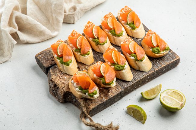 Брускетта с лососем и муссом из авокадо, 10 шт.