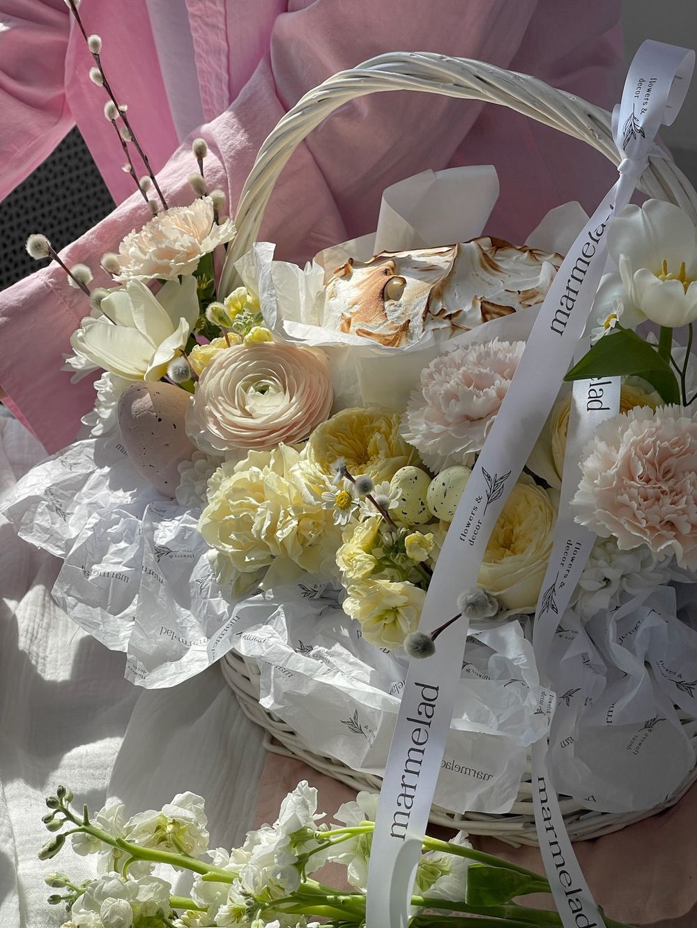 Корзина пасхальная в нежно-розовых оттенках. Кулич 450 гр