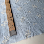 Полулен с вышивкой на голубом фоне