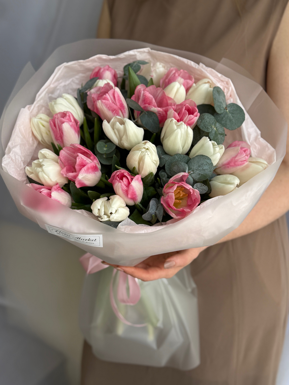 Весеннее сочетание белых, розовых тюльпанов и эвкалипта в объемном оформлении от Флора Маркет