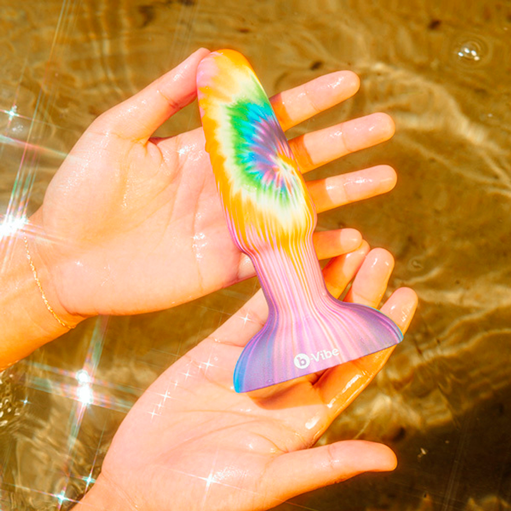 Анальная премиум-пробка с эффектом римминга 15см b-Vibe Peace & Love Tie-Dye BV-026