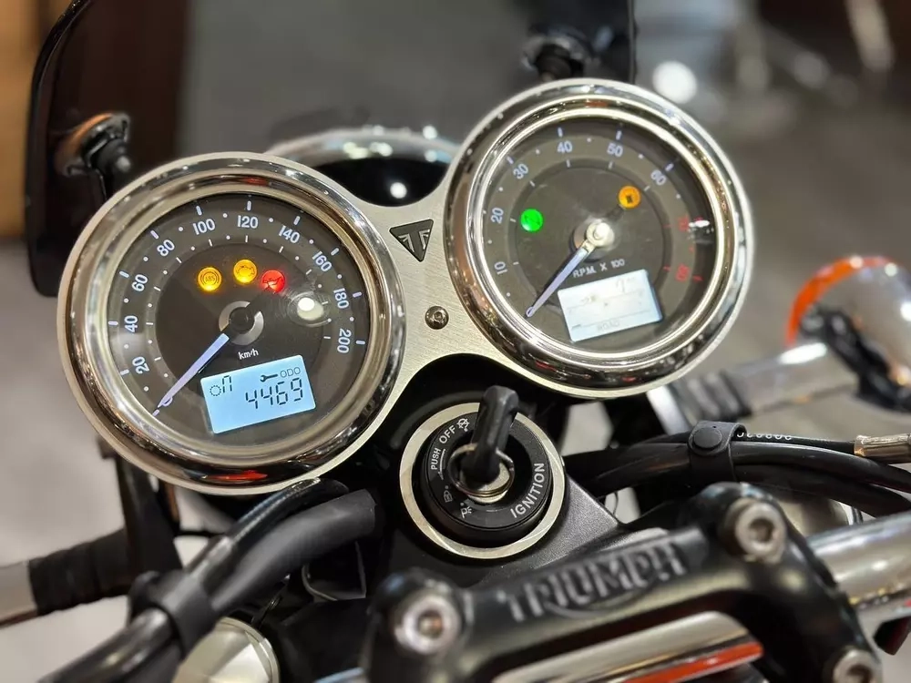 Triumph Bonneville T120 2019 1 590 000 Royal Enfield