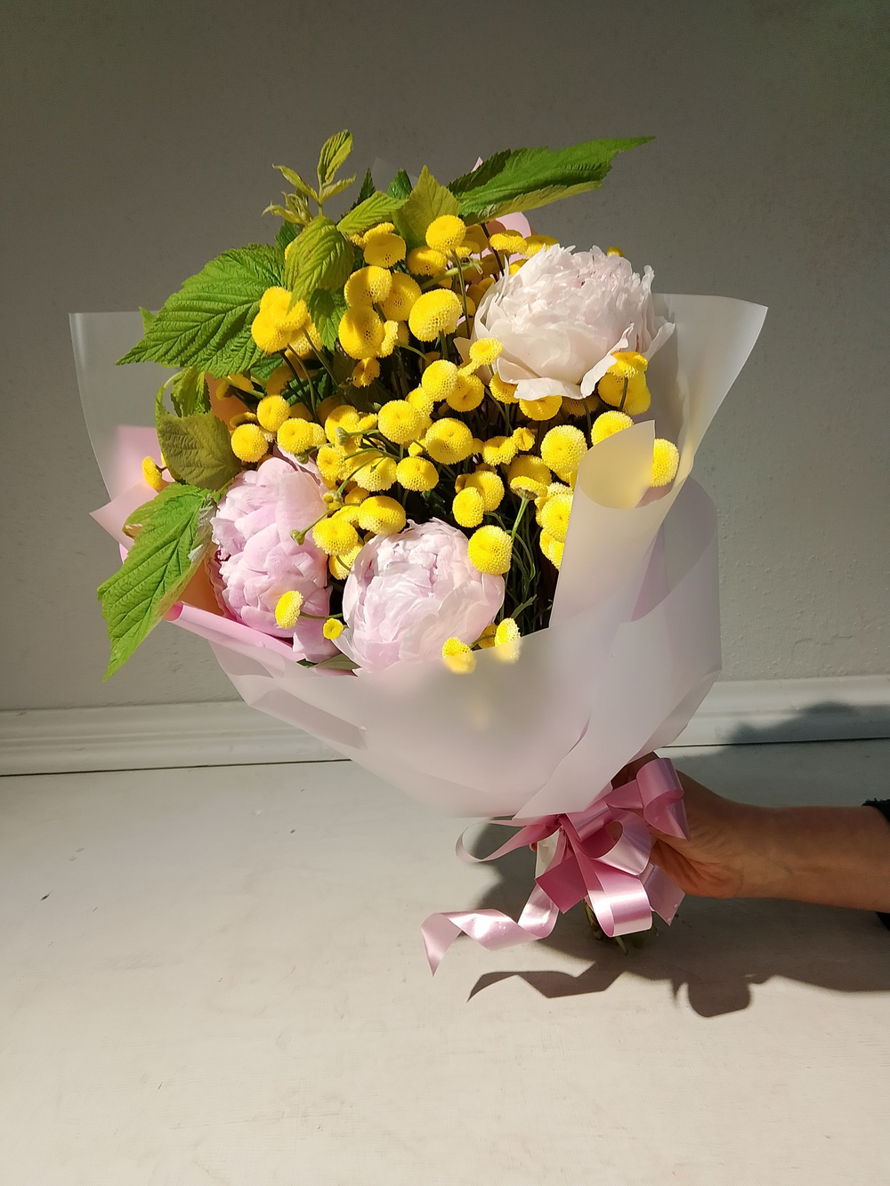 Летний солнечный букет с танацетумом и ароматными пионами Сара Бернард (С0034)