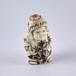 Нэцкэ Ребенок Карако в зимнем одеянии