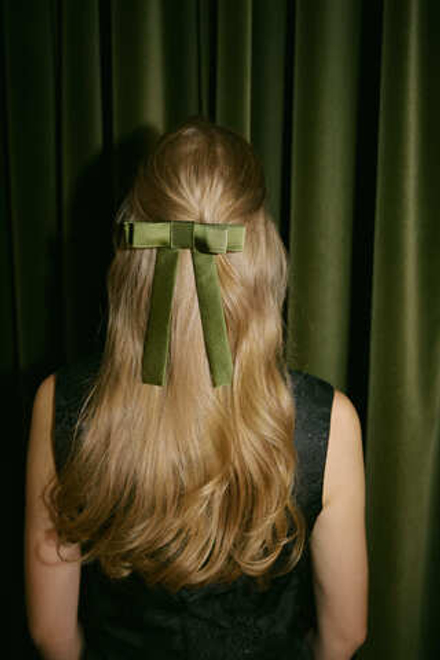 Бант из зеленого шелка