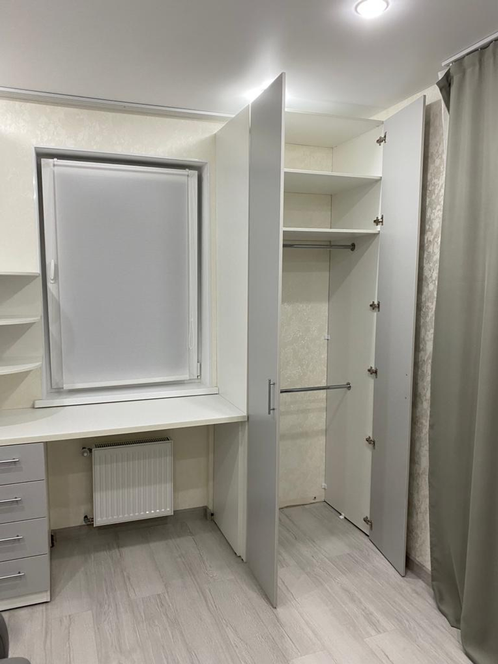 Шкафы с рабочей зоной возле окна под заказ