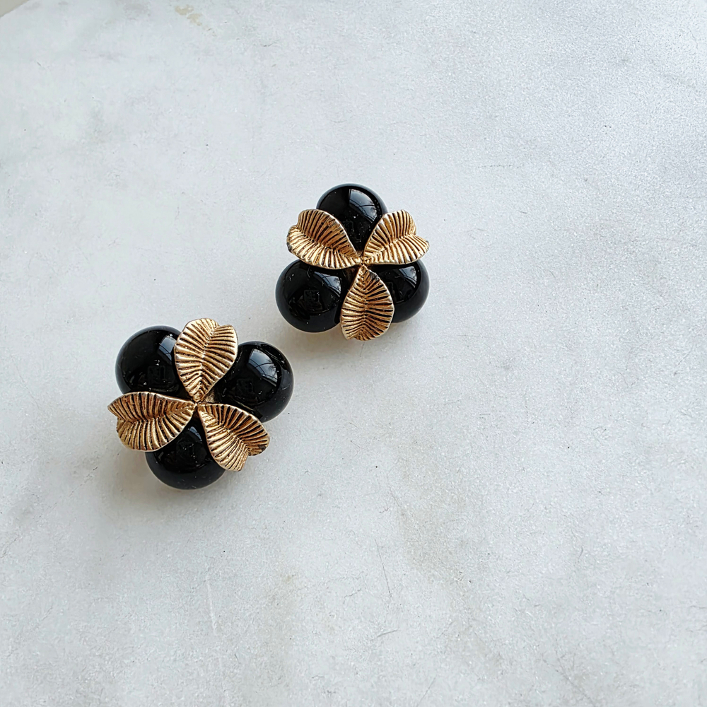 Клипсы Oscar de la Renta с черными кабошонами