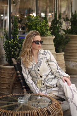 Костюм изо льна с выразительным графичным принтом