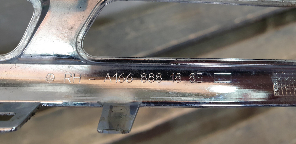 Молдинг решетки радиатора Mercedes GL GLS (X166) 15-19 Б/У Оригинал A1668881885
