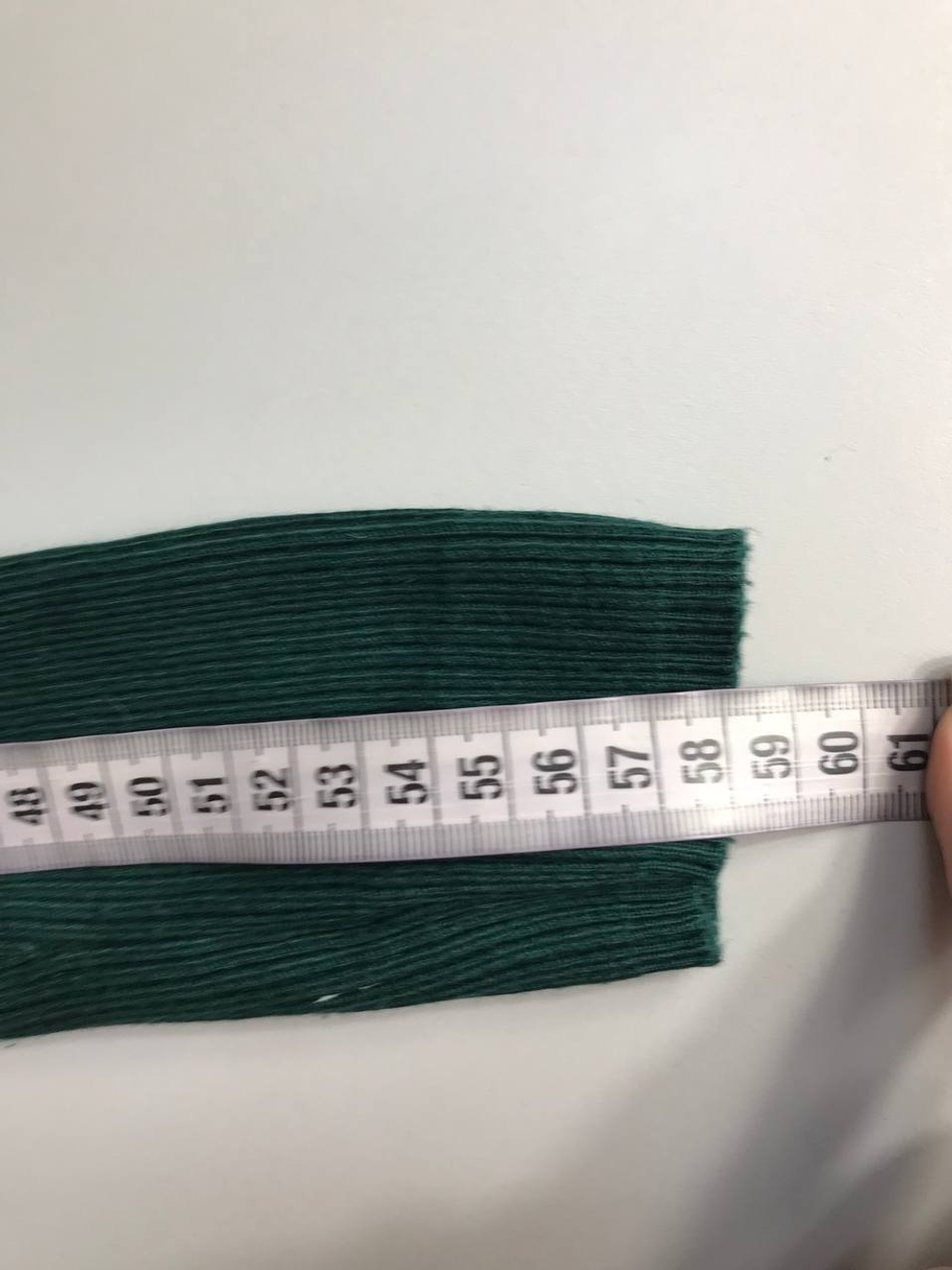 Платье Bershka лапша по фигуре в насыщенном изумрудном оттенке 42 размер