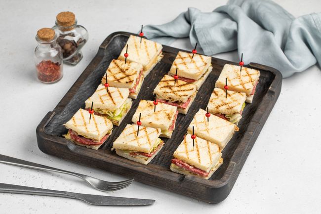 Мини-сэндвич с салями и корнишонами, 12 шт.