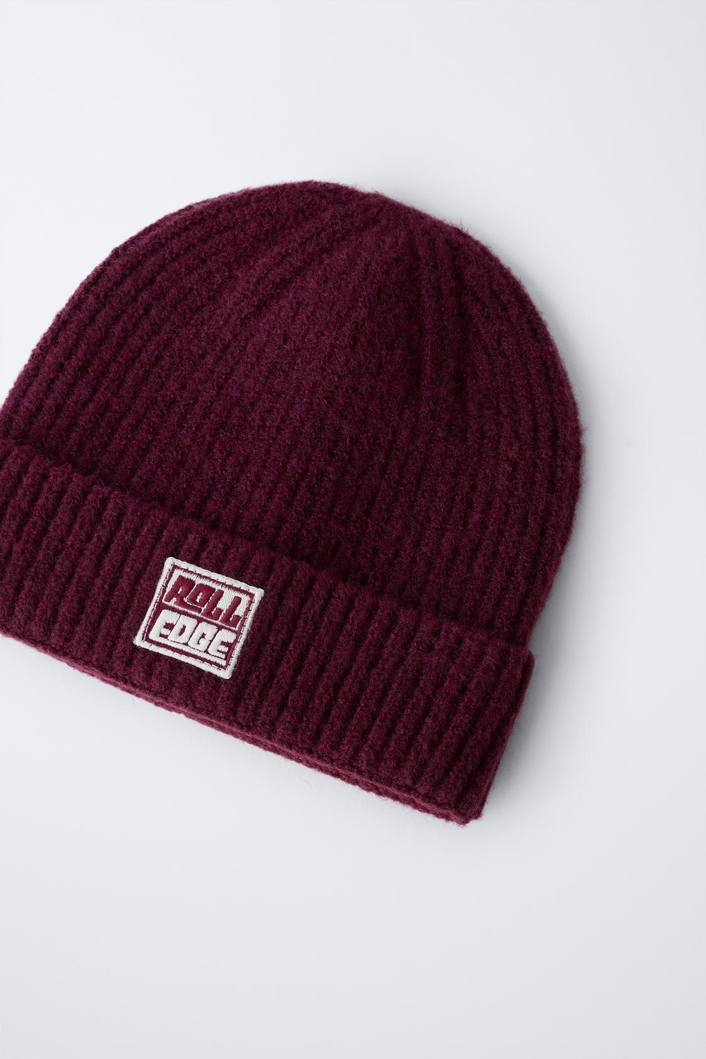 ZARA ТРИКОТАЖНАЯ ШАПКА С НАШИВКОЙ, БУРГУНДИ