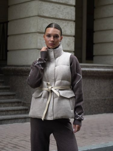 Бежевый утепленный жилет с поясом