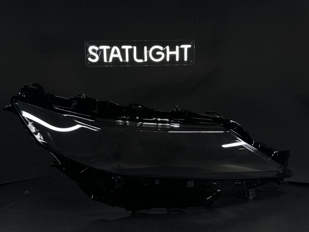 Правое стекло фары Toyota Camry XV70 рест 2017-2020