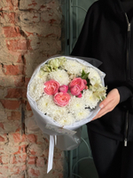 Букет из кустовой пионовидной розы, альстромерии и хризантемы