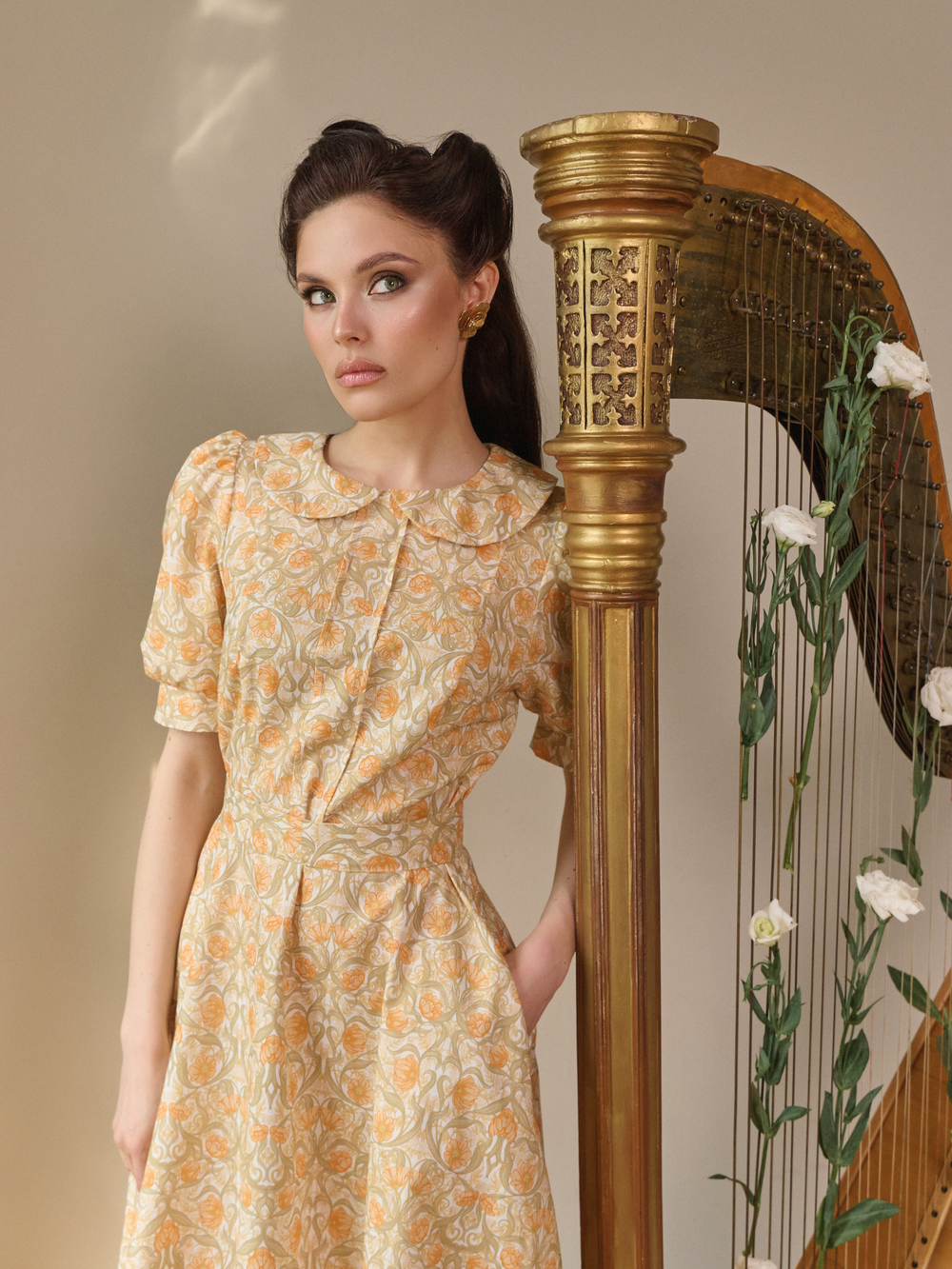 Платье с отложным воротником