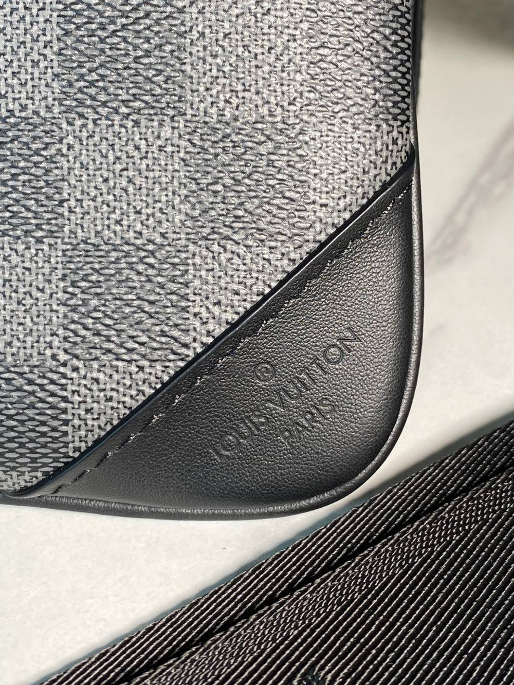 Сумка-мессенджер Louis Vuitton