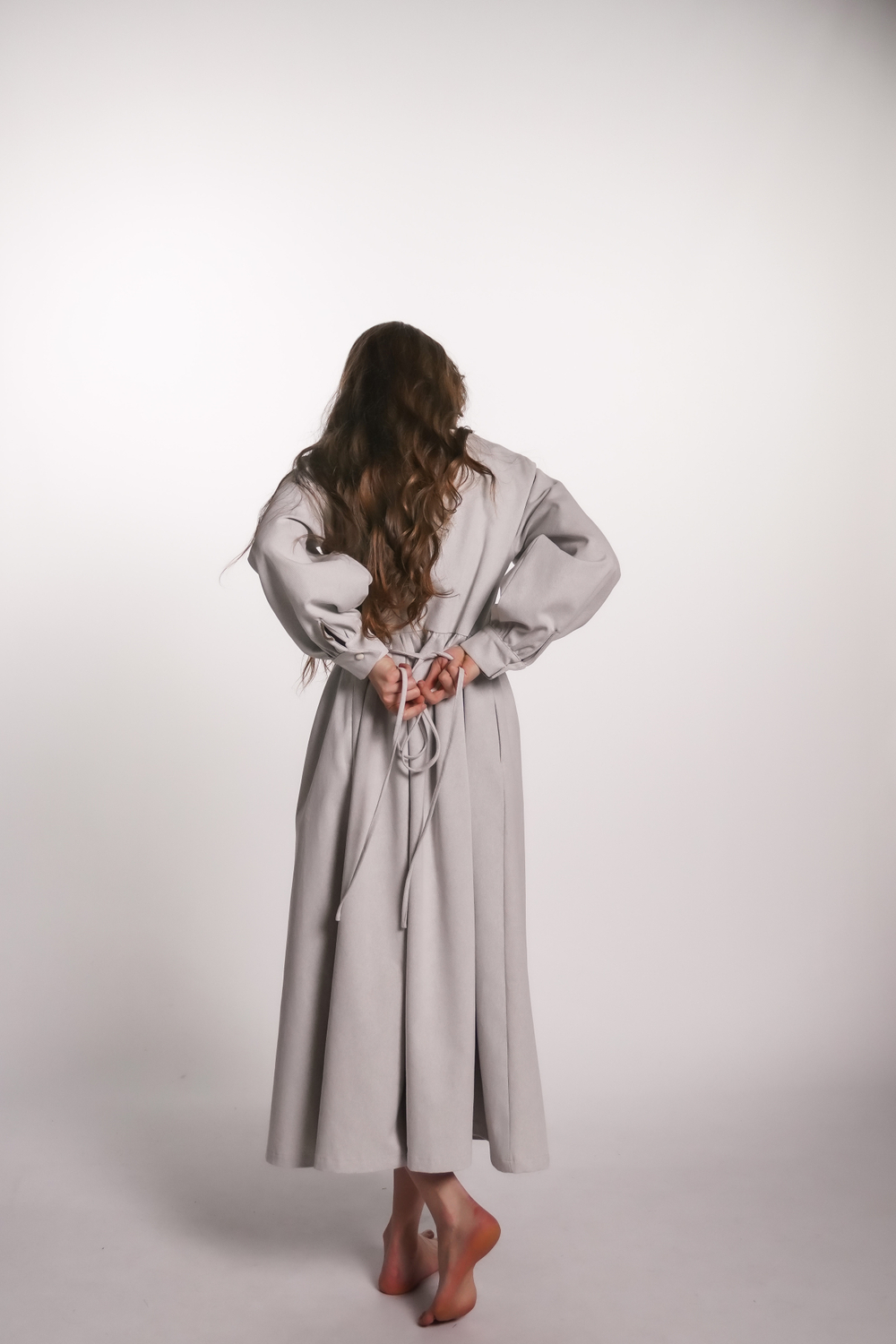 Платье с V-вырезом и длинным рукавом из плотного хлопка, в светло-сером цвете